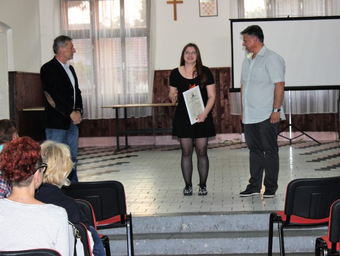 Darko Pernjak dodjeljuje nagradu Maši Virag.