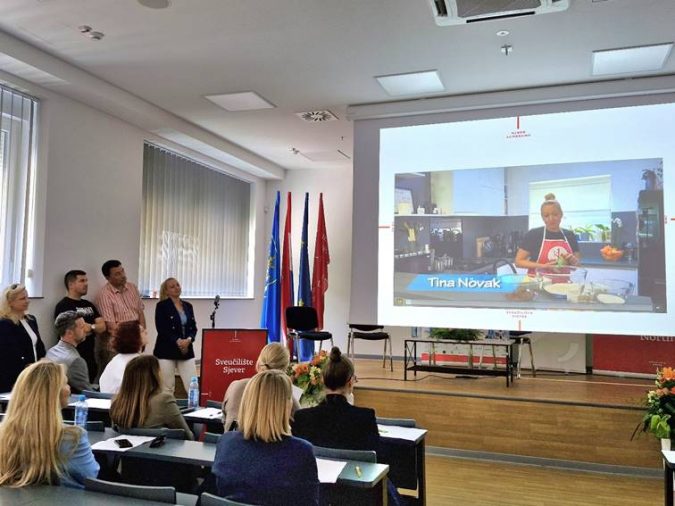 Slika na kojoj se prikazuje u dvorani, odijevanje, osoba, zid

Sadržaj generiran umjetnom inteligencijom može biti netočan.