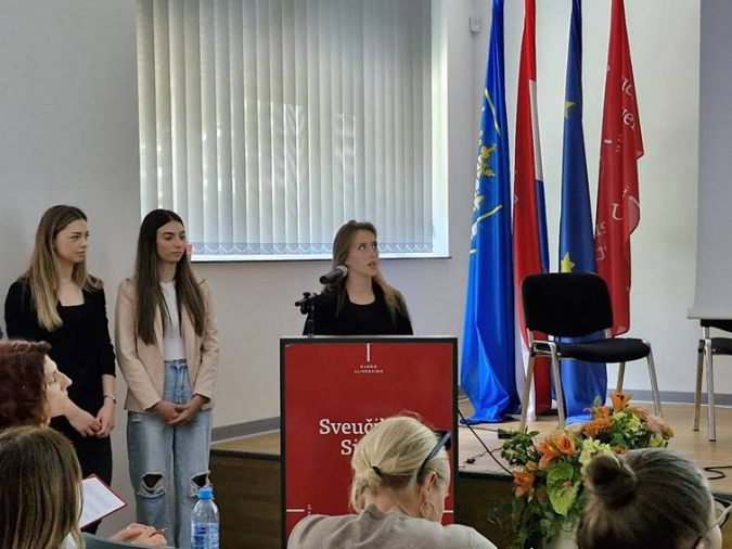 Slika na kojoj se prikazuje odijevanje, osoba, u dvorani, Ljudsko lice

Sadržaj generiran umjetnom inteligencijom može biti netočan.
