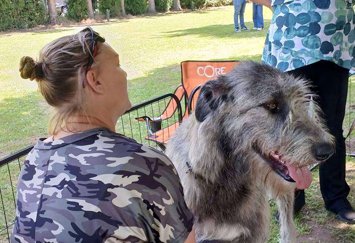 Slika na kojoj se prikazuje osoba, vanjski, odijevanje, pas
Sadržaj generiran uz AI možda nije točan.