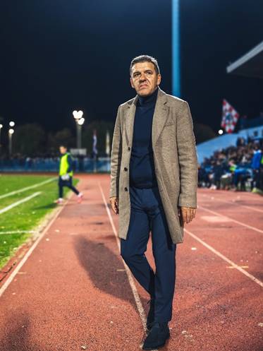 Slika na kojoj se prikazuje odijevanje, osoba, vanjski, čovjek

Sadržaj generiran uz AI možda nije točan.